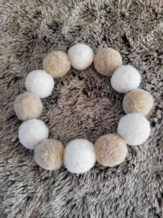 Pompom vilt sieraad creme